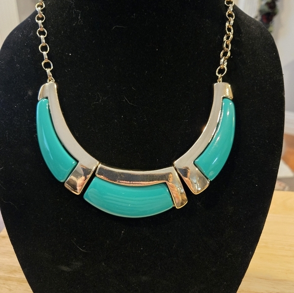 Jewelry - Elegant Gold and Green Colored Necklace